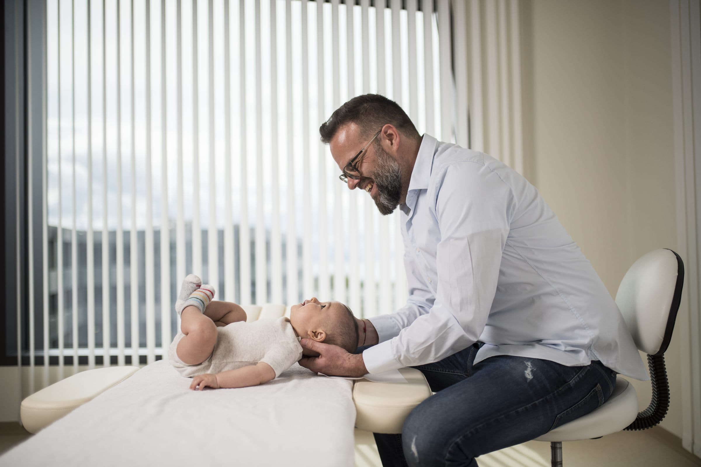 Ostéopathie pour nourrisson, examen en douceur
